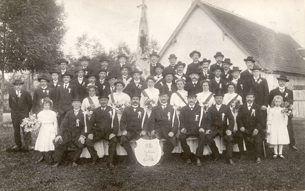 Historisches Bild des Arbeitervereins zur Fahnenweihe