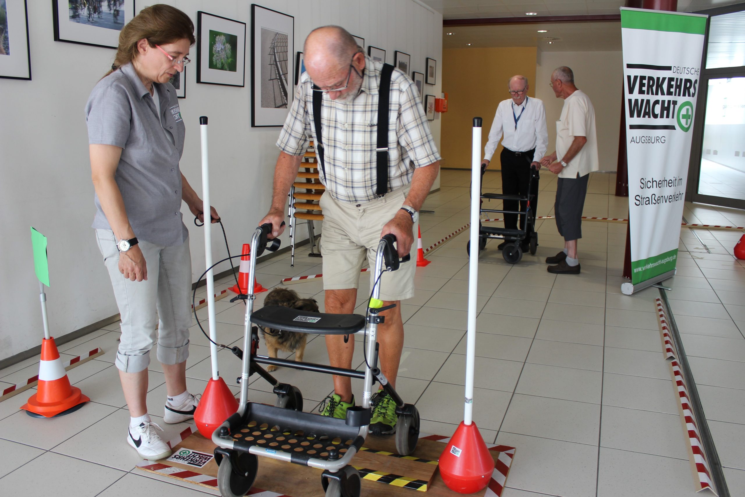 Mitglied beim Training mit einem Rollator